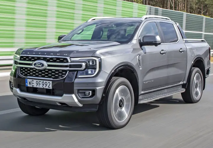 Szary Ford Ranger Platinum, jeden z najnowszych ford modele, jedzie po drodze.