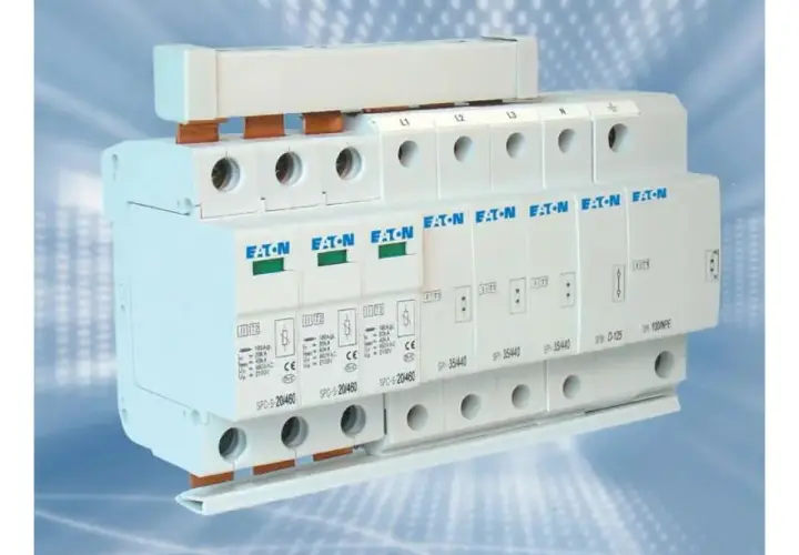 Modułowa przepięciówka Eaton chroniąca instalację elektryczną przed skutkami przepięć.