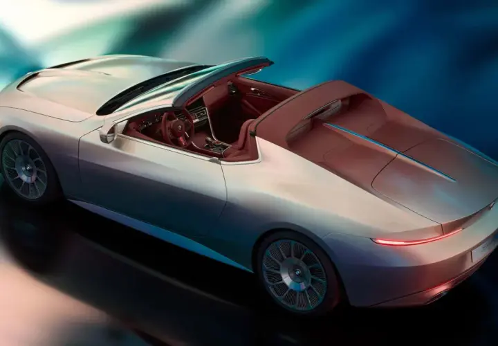 Lussuosa BMW Skytop cabriolet color argento con interni in pelle rossa, su sfondo blu sfumato.