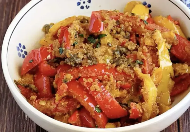 Peperoni gratinati al forno, un contorno colorato e saporito, con pangrattato croccante e erbe aromatiche.