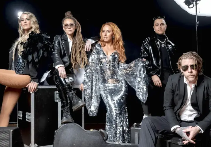 En grupp musiker med glittriga kläder och läderjackor, redo för en show med nästan Motown-känsla.