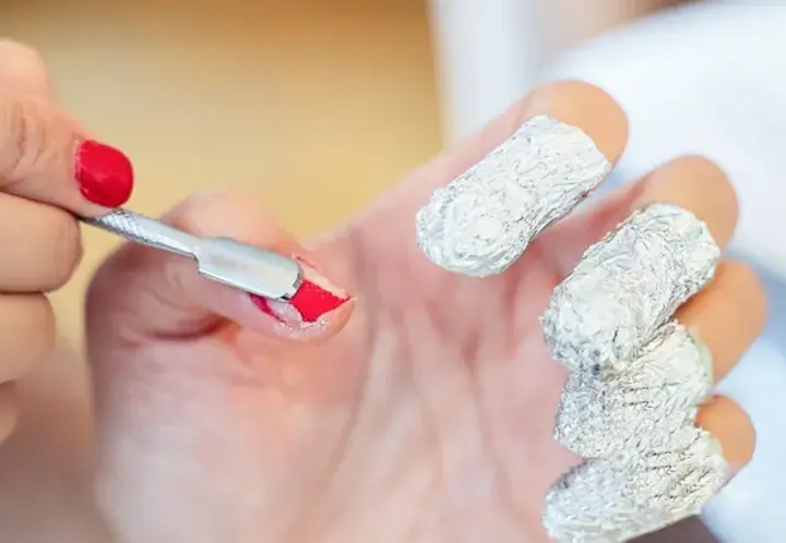 Jak bezpiecznie usunąć manicure hybrydowy w domu bez uszkodzenia paznokci