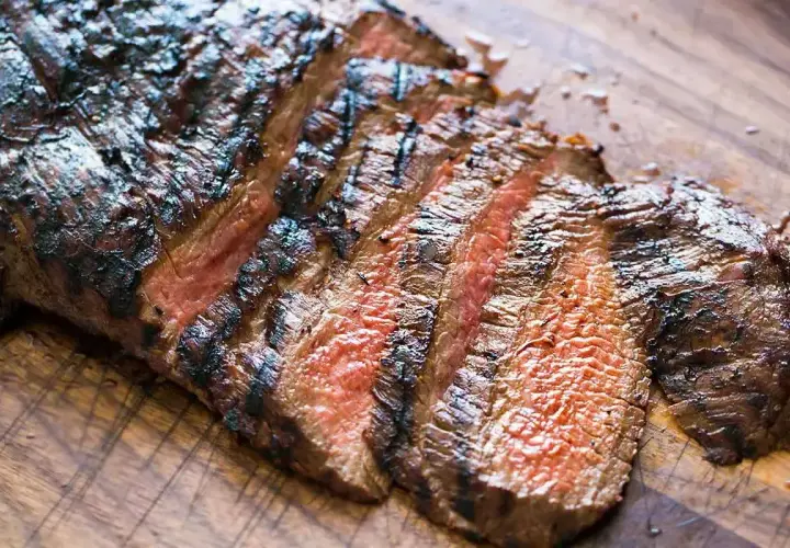 Perfekt grillad flankstek med saftiga, rosa skivor och härliga grillränder. En dröm för alla som älskar att grilla!