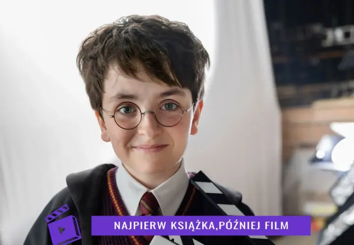 Młody aktor w okularach i szacie Hogwartu trzyma klaps filmowy. Czyżby to zapowiedź **harry potter nowy film**?