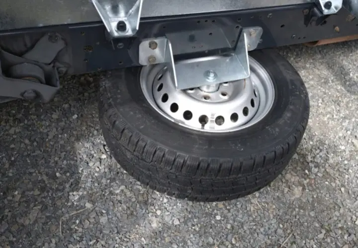 Podwozie Renault Trafic z kołem zapasowym. Dowiedz się, jak wyjąć koło zapasowe Renault Trafic, by być gotowym na każdą sytuację.