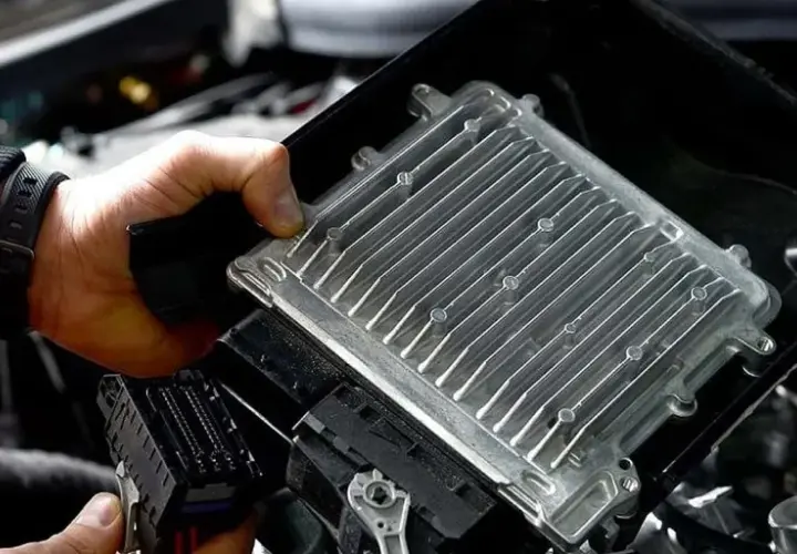 Mechanik wymienia komputer sterujący silnikiem, kluczowy element w procesie jak zwiększyć moc silnika.