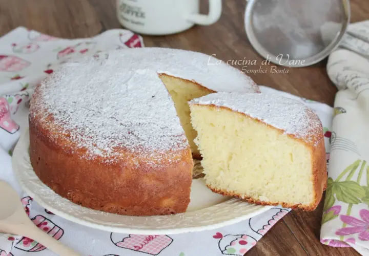 Torta soffice e profumata, preparata con 150 gr di yogurt greco. Perfetta per la colazione o la merenda.