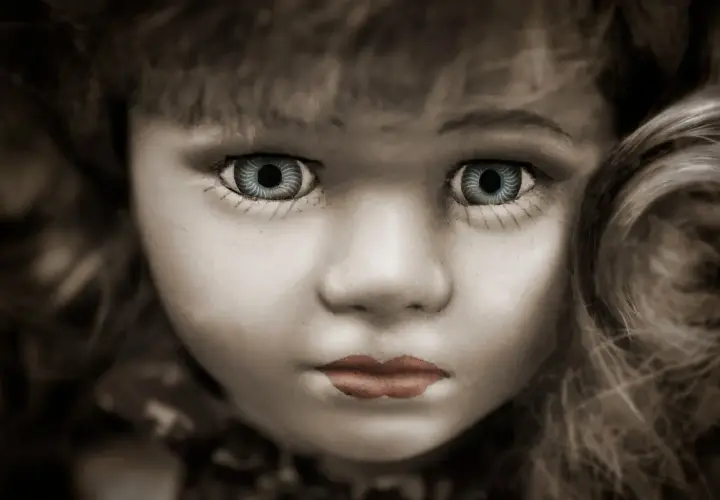 Le regard fixe d'une poupée aux yeux bleus hypnotiques. On dirait qu'elle est sur le point de péter un câble.