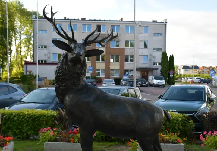 Rzeźba jelenia: piękne przykłady i gdzie je kupić w Polsce