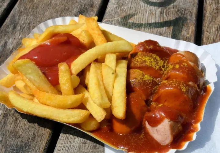 Leckere Currywurst mit Pommes, perfekt zum Currywurst selber machen.