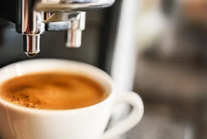 Ile gram kawy na espresso? Poznaj optymalne proporcje i błędy