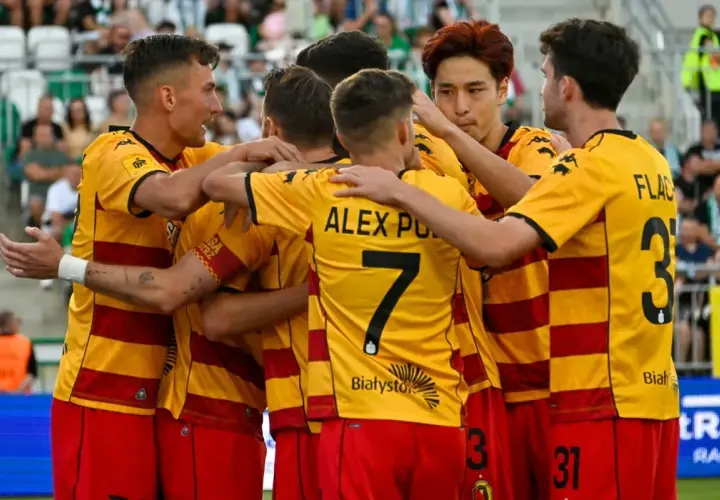 Piłkarze Jagiellonii świętują bramkę. Nowe jagiellonia transfery przynoszą radość kibicom.