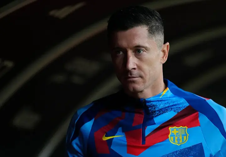 Robert Lewandowski w nowej koszulce FC Barcelony, symbol jego bogatej kariery.