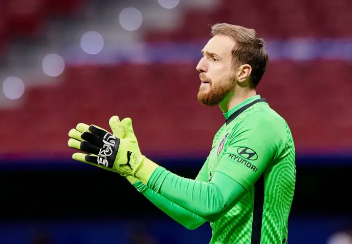 Jan Oblak, bramkarz Atletico Madryt, w zielonej koszulce, z rękami gotowymi do obrony.