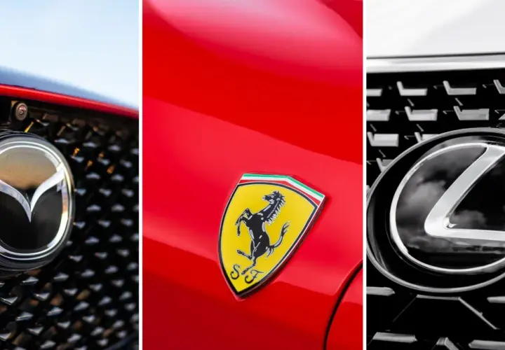 Zbliżenia na logotypy marek samochodowych: Mazda, Ferrari i Lexus.