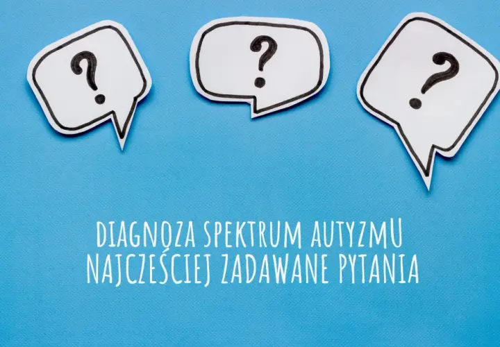 Trzy dymki z pytajnikami nad napisem "DIAGNOZA SPEKTRUM AUTOYZMU NAJCZĘŚCIEJ ZADAWANE PYTANIA". Test ADOS 2 może pomóc w odpowiedziach.