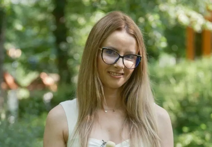 Uśmiechnięta blondynka w okularach, która może być jedną z kandydatek w programie "Rolnik szuka żony".