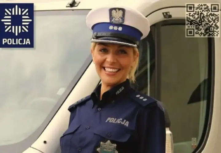 Uśmiechnięta policjantka w mundurze. Dowiedz się, jakie wykształcenie do policji jest potrzebne, by służyć w formacji.