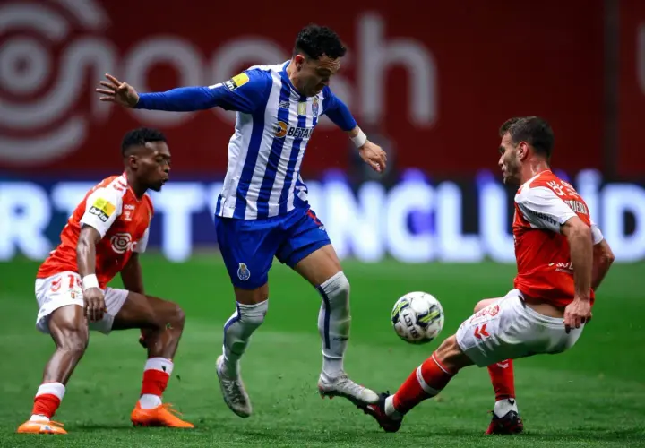 Piłkarze FC Porto walczą o piłkę na boisku w Portugalii.