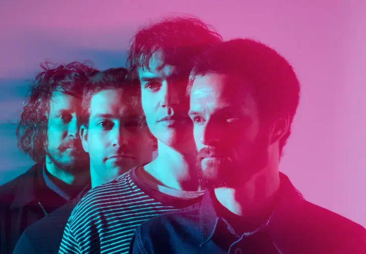 Czterech mężczyzn, jakby z innego świata, w neonowym świetle. To oni, all them witches warszawa, gotowi na podbój sceny.