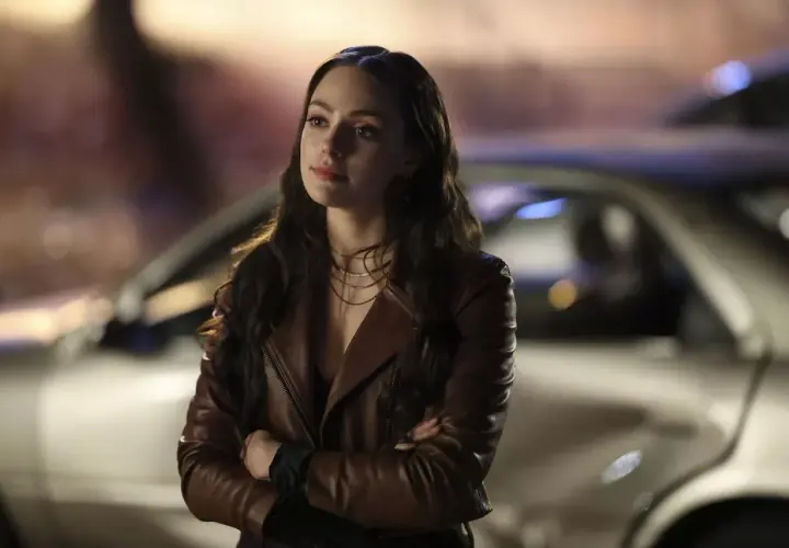 Hope Mikaelson, dans une veste en cuir marron, réfléchit à ses prochaines actions dans Legacies saison 5.