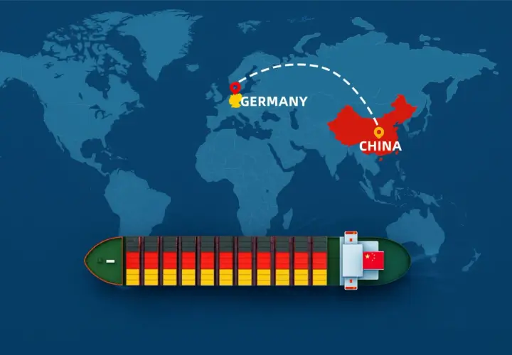 Frachtschiff mit Deutschlandflagge auf dem Weg von China nach Deutschland. Die Route zeigt die lange Reise.