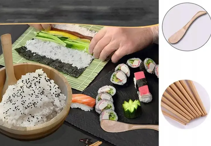 Przygotowanie sushi: ryż z sezamem, nori, ogórek, łosoś, gotowe rolki i bambusowe pałeczki.