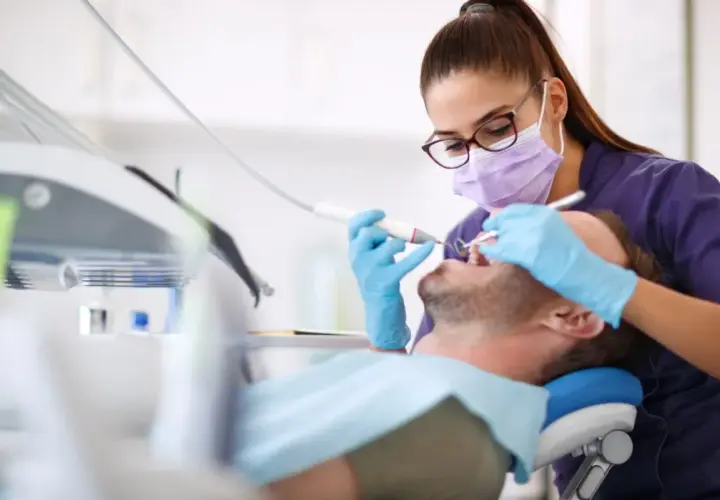 Dentysta NFZ: Co obejmuje? Uniknij dopłat! Pełny poradnik
