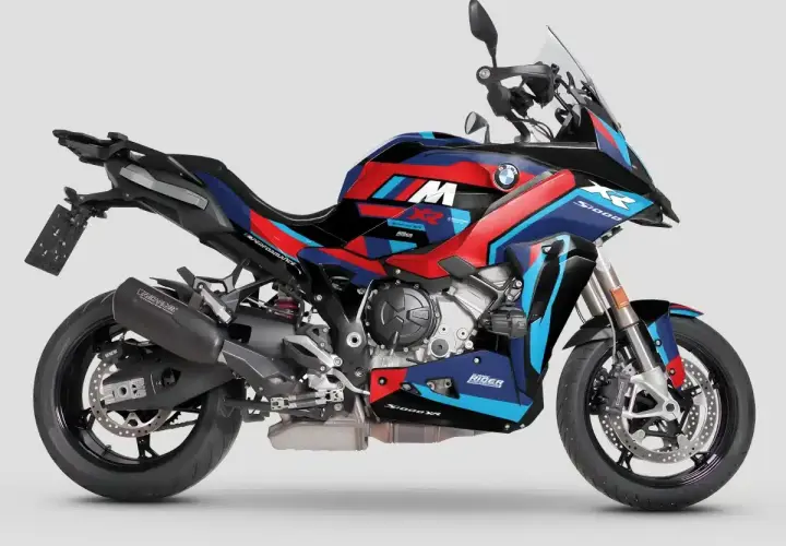 Moto BMW S1000XR con livrea M sportiva e accattivante. Gli stemmi moto sono ben visibili, con dettagli rossi, blu e bianchi su sfondo blu scuro.