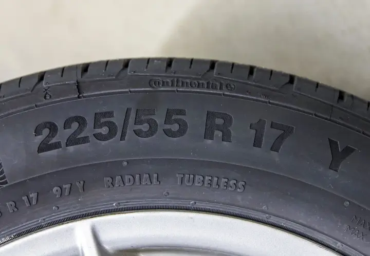 Opona Continental 225/55 R17. Różne rozmiary opon na osiach mogą wpływać na prowadzenie pojazdu.