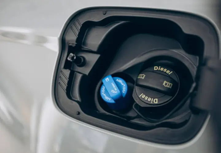 Tappo blu AdBlue accanto a quello nero Diesel, pronti per il rifornimento.