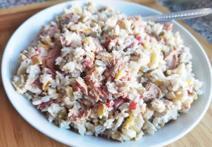Pyszna sałatka z ryżem i tuńczykiem, z dodatkiem warzyw, w kremowym sosie. Idealna na szybki lunch.