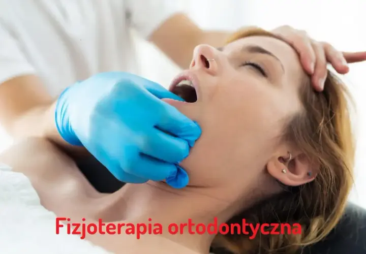 Fizjoterapeuta stomatologiczny delikatnie bada szczękę pacjentki.