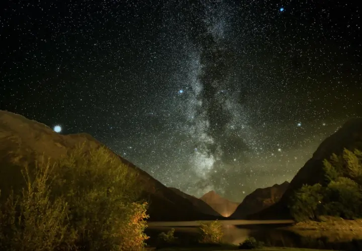 Nocne niebo nad jeziorem i górami, Droga Mleczna. Idealne miejsce, by zacząć przygodę z astrofotografią.