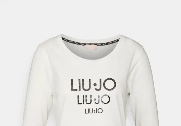 Biała koszulka z długim rękawem marki Liu Jo, z potrójnym nadrukiem logo. Liu Jo to włoska marka odzieżowa.