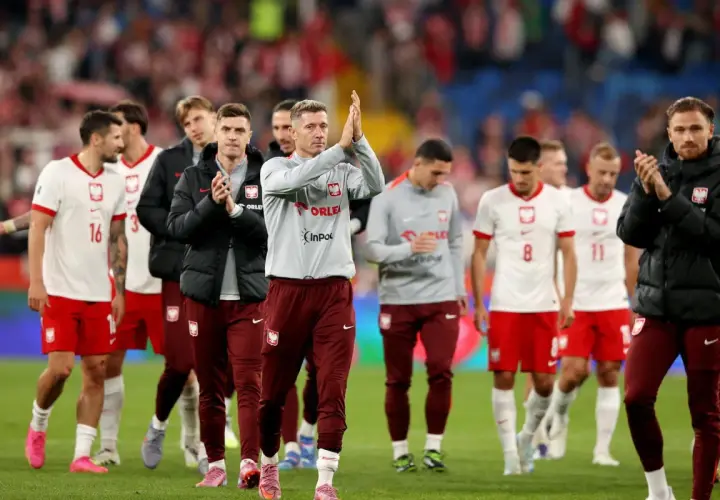 Piłkarze reprezentacji Polski, w tym Robert Lewandowski, dziękują kibicom po meczu z Turcją.