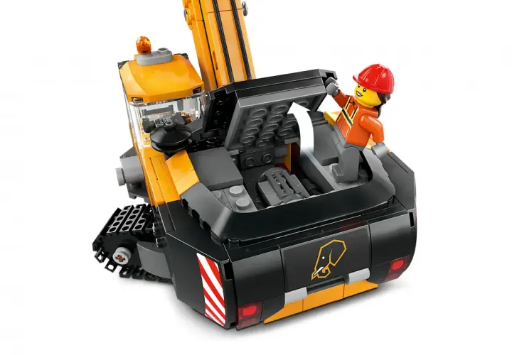 Ein Bauarbeiter im Lego 60420-Set öffnet die Motorhaube eines Krans.