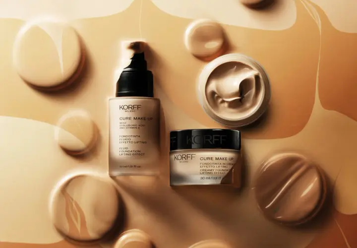 Flacone e vasetto di base trucco Korff Cure Make Up, con texture cremose e fluide che creano un effetto lifting.