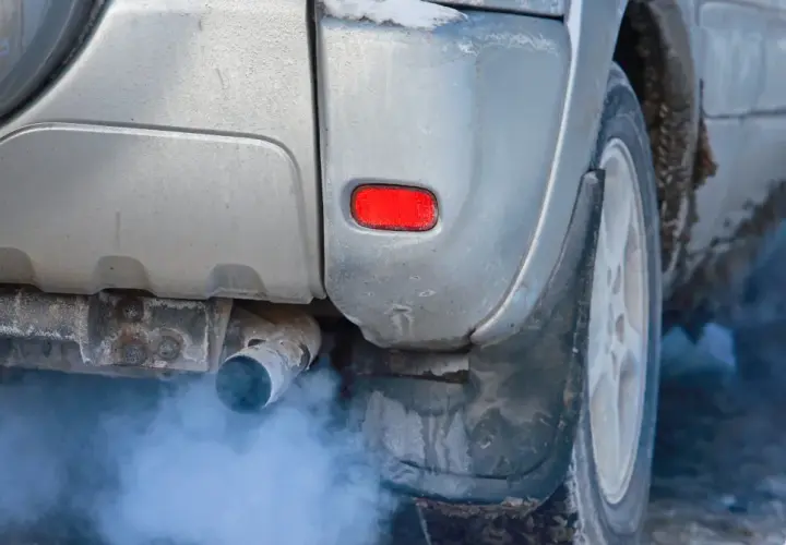Z rury wydechowej wydobywa się biały dym, co świadczy o tym, że rozbiegany diesel pracuje na zimnie.