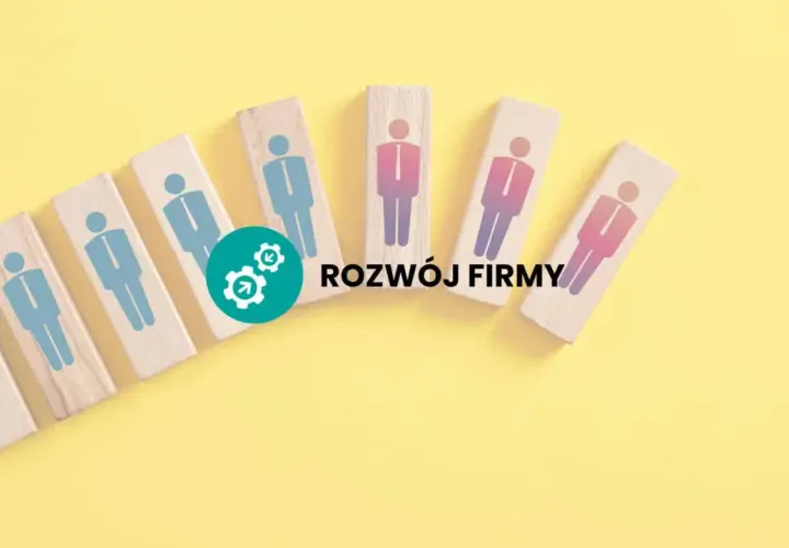 Drewniane klocki z sylwetkami ludzi symbolizują fluktuację i rozwój firmy.