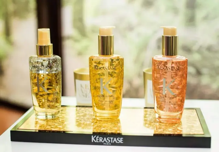 Trzy luksusowe olejki do włosów Kérastase Elixir Ultime w złotych buteleczkach. Wiele pozytywnych kerastase opinie potwierdza ich skuteczność.