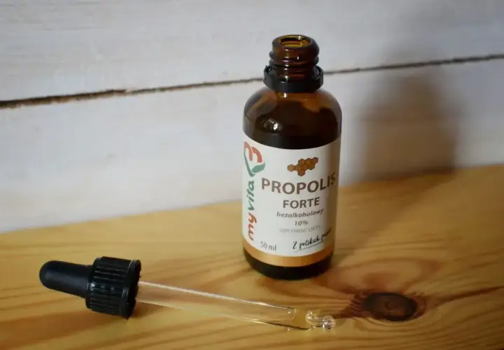 Butelka nalewki z propolisu z pipetką obok. Produkt "Propolis Forte bezalkoholowy 10%" od myvita.