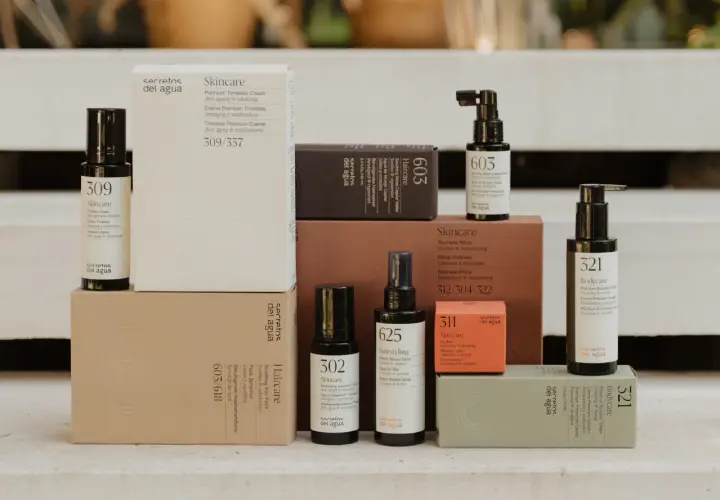 Descubre los secretos del agua en esta colección de productos de skincare, haircare y bodycare.