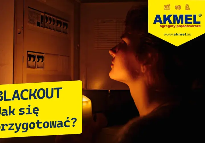 Zasilanie awaryjne domu: młoda kobieta przy skrzynce z bezpiecznikami, świeca i napis "BLACKOUT Jak się przygotować?".