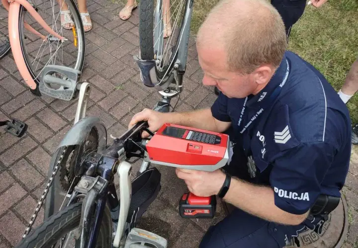Policjant znakuje rower, by zapobiec kradzieżom. Dowiedz się, ile kosztuje oznakowanie roweru na policji i jak to działa.