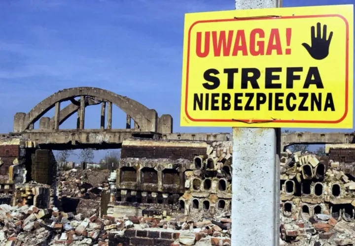 Ołowica Szopienice: ruiny fabryki pod żółtym znakiem "UWAGA! STREFA NIEBEZPIECZNA".