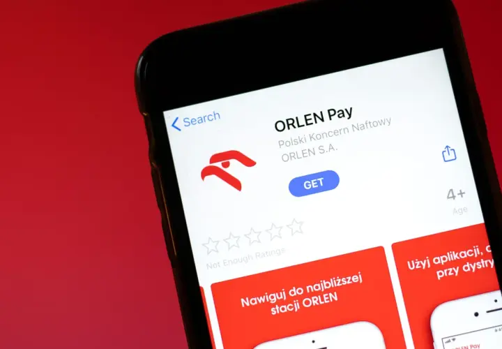 Aplikacja ORLEN Pay na ekranie telefonu. Umożliwia nawigację do stacji ORLEN i płatności.
