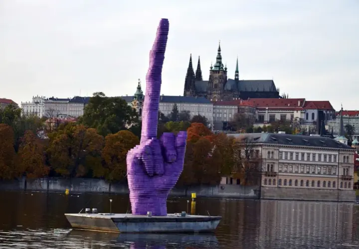 David Cerny i jego kontrowersyjne rzeźby w Pradze