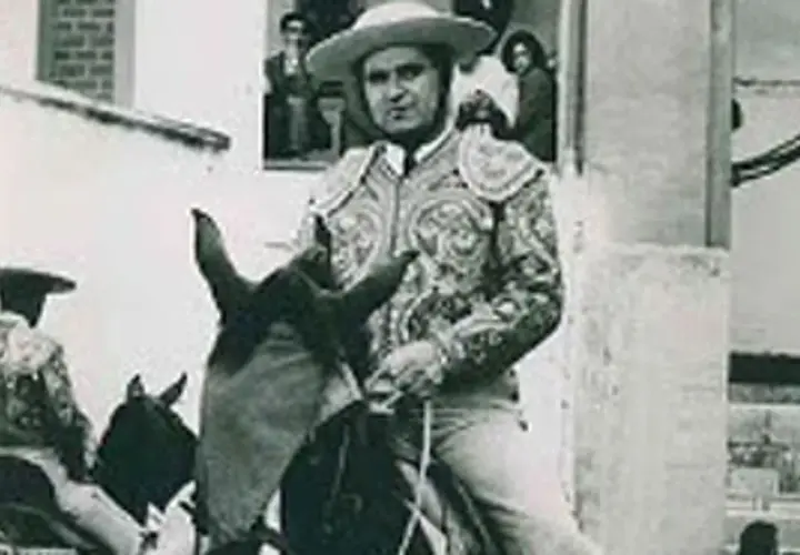 Toreros rubios, con trajes de luces bordados, montan a caballo. Uno de ellos, en primer plano, mira fijamente.