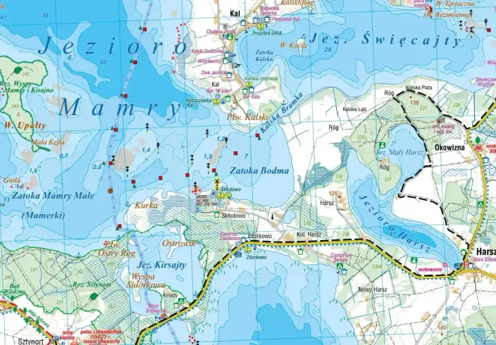Mapa Mazur z zaznaczonymi jeziorami: Mamry, Kirsajty, Bodma, Mały Harsz i Harsz. Ile jest jezior na Mazurach? To pytanie zadaje sobie wielu turystów.